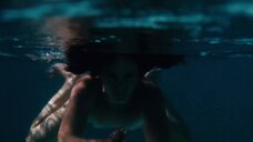 2. Полностью голая Галатеа Ранци плавает в бассейне – Великая красота