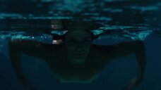 3. Полностью голая Галатеа Ранци плавает в бассейне – Великая красота