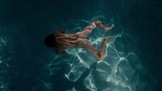 4. Полностью голая Галатеа Ранци плавает в бассейне – Великая красота