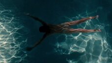 5. Полностью голая Галатеа Ранци плавает в бассейне – Великая красота