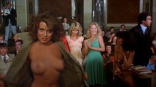 6. Памела Циншер показывает голую грудь – Счастливая проститутка едет в Вашингтон