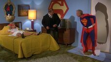 5. Секси Дэна Бэйкер в сцене со стариком в образе Супермена – Счастливая проститутка едет в Вашингтон