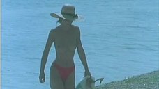1. Девушка топлесс на пляже ложится возле парня – Жикина династия