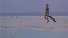 1. Брижит Лаэ на пляже – Джой и Джоан