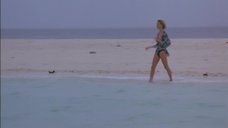 2. Брижит Лаэ на пляже – Джой и Джоан