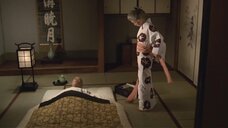 1. Юко Танака дает старику посасать свою грудь – Рисунки Хокусая