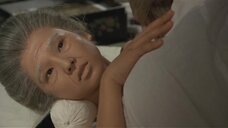9. Юко Танака дает старику посасать свою грудь – Рисунки Хокусая