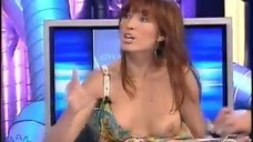 Сильвия Фоминайя засветила голую грудь на ток-шоу