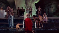 7. Император в окружении голых молодых девок – Калигула