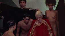 8. Император в окружении голых молодых девок – Калигула