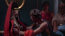 1. Адриана Асти показывает голую грудь – Калигула