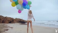 2. Полностью обнаженная Фрэнси Торино на пляже с шариками – Playboy Plus