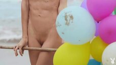22. Полностью обнаженная Фрэнси Торино на пляже с шариками – Playboy Plus