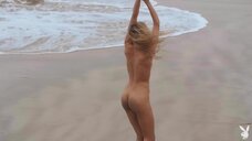 30. Полностью обнаженная Фрэнси Торино на пляже с шариками – Playboy Plus