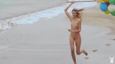 33. Полностью обнаженная Фрэнси Торино на пляже с шариками – Playboy Plus