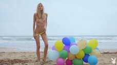 9. Полностью обнаженная Фрэнси Торино на пляже с шариками – Playboy Plus