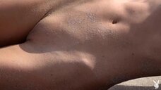 31. Фрэнси Торино снимается полностью голой на пляже – Playboy Plus