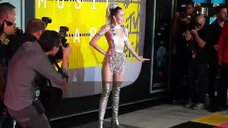 5. Майли Сайрус в откровенном наряде на MTV Video Music Awards 2015 