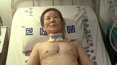 2. Сын моет обнаженную мать Сон Хи-сун в больнице – Формула Питера Пэна