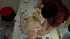 2. Сын ухаживает за голой мамой Сон Хи-сун в больнице – Формула Питера Пэна