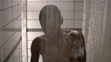 Обнаженная Андреа Бордо принимает душ