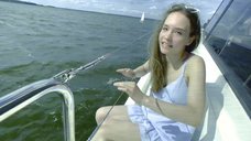 1. Лиза Янковская в купальнике на яхте – Пропавшая (сериал)