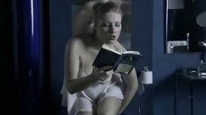 7. Анна Жимская писает в туалете – Любовь моя (2005)