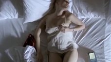 1. Анна Жимская мастурбирует в постели – Любовь моя (2005)