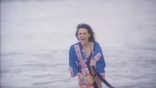 3. Женщина в купальнике бежит по пляжу – Нападение птиц