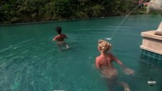 Бриджет Марквардт и Кара Савалета купаются голыми в бассейне