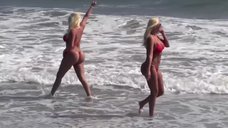 13. Секси Кристина и Карисса Шеннон в бикини на пляже 