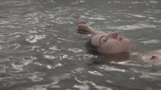 2. Мария Вальверде плавает голой – Дистанция спасения
