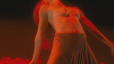 9. Джессика Честейн танцует топлес – Саломея (2013)