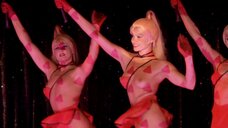 Девушки светят сиськами в бурлекс-шоу