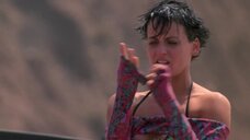1. Лори Петти снимает трусики – На гребне волны (1991)