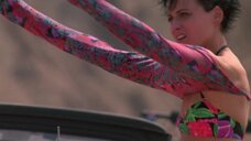 2. Лори Петти снимает трусики – На гребне волны (1991)
