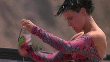 3. Лори Петти снимает трусики – На гребне волны (1991)