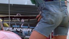 8. Лори Петти снимает трусики – На гребне волны (1991)