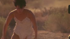 1. Лори Петти в ночнушке – На гребне волны (1991)