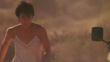 2. Лори Петти в ночнушке – На гребне волны (1991)