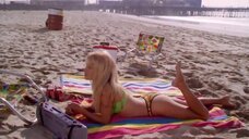 2. Памела Андерсон и Анджелл Брукс на пляже – Девушки с характером