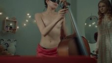 10. Ева Инденбаум играет топлес на виолончели – Струны