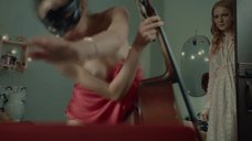 11. Ева Инденбаум играет топлес на виолончели – Струны