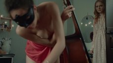 12. Ева Инденбаум играет топлес на виолончели – Струны