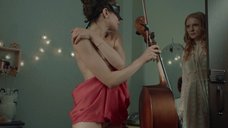 13. Ева Инденбаум играет топлес на виолончели – Струны