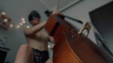 2. Ева Инденбаум играет топлес на виолончели – Струны