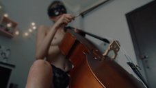 3. Ева Инденбаум играет топлес на виолончели – Струны