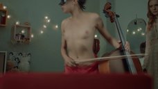 8. Ева Инденбаум играет топлес на виолончели – Струны