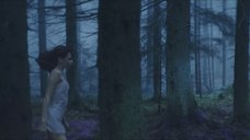 Анастасия Красовская в ночнушке в лесу