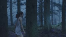 3. Анастасия Красовская в ночнушке в лесу – Герда